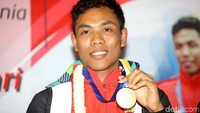 Zohri menunjukan medali emas yang diperolehnya dari kejuaraan IAAF World U20 Championships di Tampere, Finlandia.