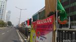 Foto: Bendera Peserta Asian Games yang Diikat Bambu Dipasang Lagi
