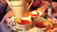 Little Nans justru hadirkan suasana afternoon tea yang unik. Ada banyak pernak pernik unik dan antik yang djadikan penghias ruangan. Restoran ini sajikan finger sandwich lengkap dengan kue sponge Victoria klasik dan mini pastry. Foto: DesignMyNight