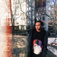 Gaya urban ala Rafi Haikal: Kaus hitam dengan grafis kekinian, outerwear beraksen bulu, serta skinny jeans sobek-sobek. (Foto: Instagram/@rafihaikal123)