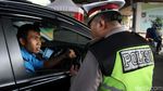 Kasat Lantas Polres Jakbar Turun ke Jalan Sosialisasikan Ganjil-Genap