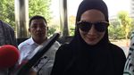 Foto: Berkacamata Hitam, Gaya Steffy Burase Penuhi Panggilan KPK