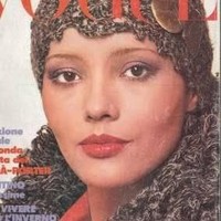 Secara keseluruhan, tampilan scarf menyerupai hijab pada sampul majalah Vogue ini masih relevan jika dipakai di era ini. Mungkin saja, kreasi scarf yang populer di era ini juga terinspirasi dari tren scarf tahun 60-an. Foto: Istimewa