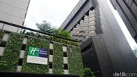 Foto: Masjid Al Falaah cukup mudah ditemui. Berada di seberang hotel Holiday Inn (Shinta/detikTravel)