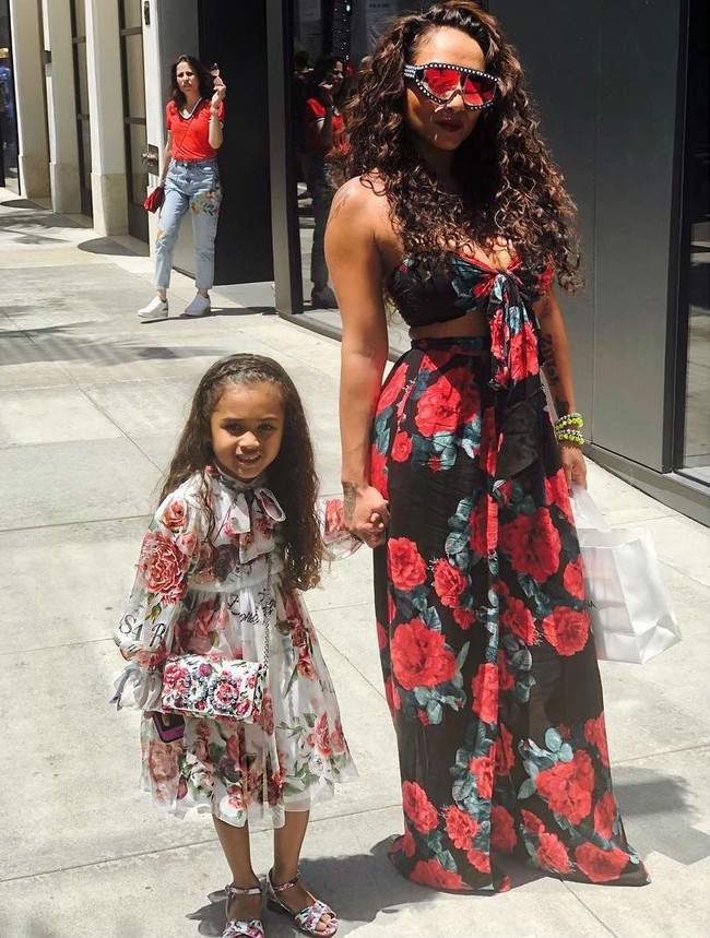 Balita berusia empat tahun ini mengenakan sandal floral warna senada yang dibanderol USD 545 atau Rp 7,8 jutaan. Tak ketinggalan tas mungil dari brand yang sama, seharga USD 645 atau Rp 9,2 jutaan. Foto: Getty Images