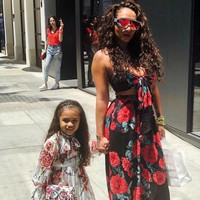 Balita berusia empat tahun ini mengenakan sandal floral warna senada yang dibanderol USD 545 atau Rp 7,8 jutaan. Tak ketinggalan tas mungil dari brand yang sama, seharga USD 645 atau Rp 9,2 jutaan. Foto: Getty Images