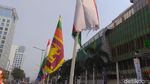 Foto: Bendera Peserta Asian Games yang Diikat Bambu Dipasang Lagi