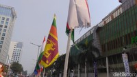 Kini, bendera-bendera yang terikat di tiang bambu itu kembali terpasang. 