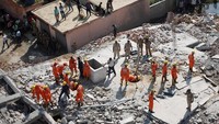 Sebanyak 100 orang anggota tim penyelamat diterjunkan untuk melakukan evakuasi (Foto: Dok. REUTERS/Adnan Abidi)