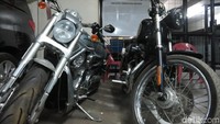 Selain mobil mewah, 2 moge Harley-Davidson juga disita KPK.