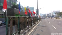 Anies kemudian sempat mengunggah foto bendera dengan tiang bambu yang kembali terpasang. Pak Gub, bendera sudah dipasang lagi oleh anak-anak di Penjaringan, itu pesan dari Wali Kota Jakarta Utara yang masuk ke WA (WhatsApp) pukul 05.35 WIB tadi pagi, tulis Anies mengawali judul unggahan fotonya.