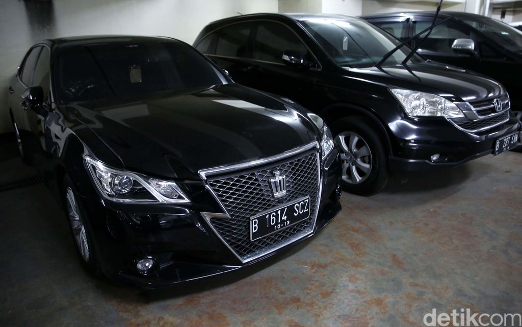 KPK melelang sejumlah aset terpidana korupsi. Dua mobil bekas milik eks Ketua Mahkamah Konstitusi (MK) Akil Mochtar ikut dilelang.