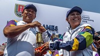 Wali Kota Semarang Hendrar Prihadi (kiri) menerima api obor Asian Games 2018 dari mantan atlet tenis Indonesia, Yayuk Basuki (kanan) saat arak-arakan estafet api obor tersebut di Semarang, Jawa Tengah, Rabu (18/7/2018). Antara Foto/Aji Styawan.