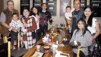 Wah! Ngumpul bareng dengan keluarga besar di restoran, jadi cara Ibas menghabiskan waktu luang bersama. Foto: Instagram @ibasyudhoyono