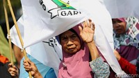 Dalam orasi, para ibu menyinggung soal kondisi keluarga yang kerap kali berdebat dengan suami mengenai masalah kebutuhan rumah tangga yang kurang akibat kenaikan harga. 