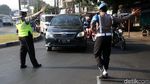 Polisi Alihkan Mobil yang Langgar Ganjil-Genap di Kemayoran