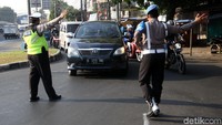 Polisi mengalihkan mobil berpelat ganjil.
