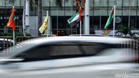 Bendera negara yang dipasang pakai bambu dipasang kembali di kawasan Penjaringan, Jakarta Utara. Rupanya deretan bendera dan tiangnya itu hasil patungan 9 orang.