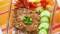 Bekal makan anak bukan hanya harus enak tapi juga bergizi lengkap. Ide bekal makan yang ini cukup komplit menunya. Ada nasi, daging sapi kukus, tumis jagung muda dan tomat serta crab stick. Irisan mentimun juga jadi pelengkapnya. Foto : instagram @joannefam