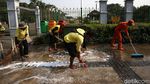 Aksi Pasukan Oranye dan Damkar Bersihkan Trotoar Monas
