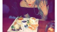 Wanita 24 tahun ini adalah anak dari Donald Trump dan istri keduanya, Marla Maples. Perayaan ulang tahun Tiffany makin meriah dengan tiup lilin di atas piring dessert. Foto: Instagram tiffanytrump