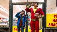 Zachary Levi (Shazam) menjadi superhero dengan sosok 30 tahunan namun kelakuan layaknya anak-anak. Dok. Warner Bros