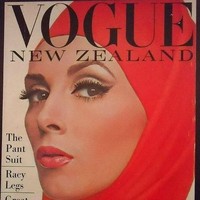 FModel Vogue Selandia Baru ini tampak memakai shawl berbahan kaos yang juga pernah jadi tren di Indonesia tahun 2012. Gaya seperti ini juga masih bisa dipakai sekarang. Foto: Istimewa