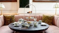 Nuansa vintage ada di dalam Millie Lounge di hotel The Ned. Suasana afternoon tea makin santai dan tenang karena pengunjung duduk di sofa empuk berwarna pink lembut. Kalau tak ingin minum teh, champagne Perrier-jouet bisa jadi pilihan pas. Foto: DesignMyNight