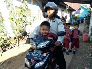 Tukang Ojek Nyaleg: Modal Utama Bukan Uang, tapi Kerja Keras