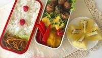Bawakan lauk yang agak banyak agar si kecil bisa belajar berbagi dengan temannya. Ide bekal ini bisa jadi inspirasi. Lauknya ada daging gulung dan omelet telur. Lengkap dengan buah kiwi kuning yang segar. Foto : instagram @chi.tu.tu
