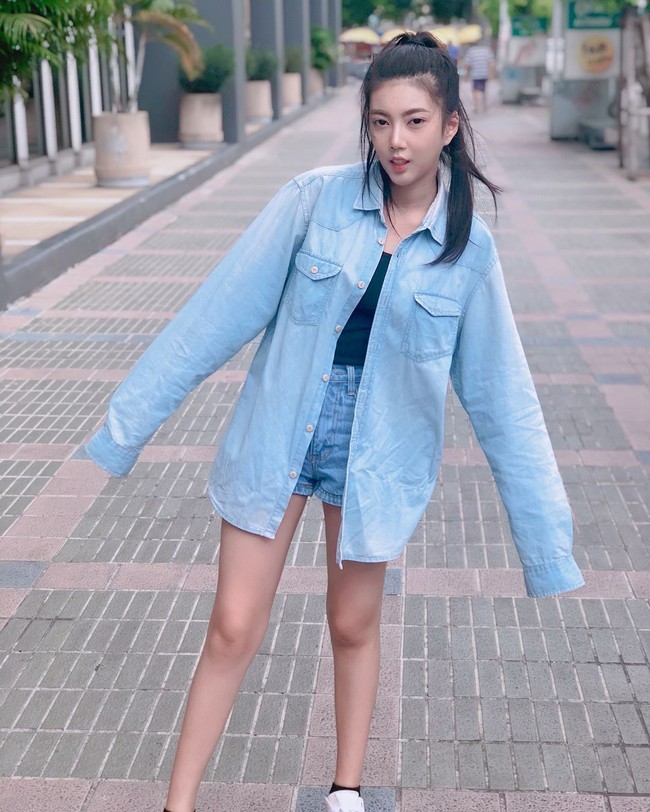 Pada beberapa postingan Instagramnya itu, Jitraporn kerap kali tampil kasual memamerkan kaki jenjangnya. Foto: Instagram