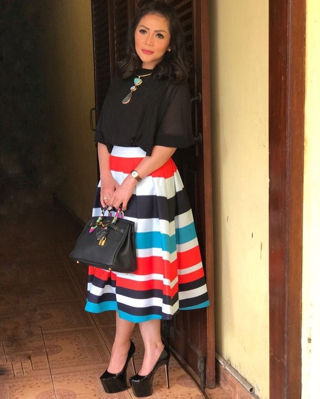 Penyanyi dangdut Kristina juga mengikuti jejak Tessa Kaunang dengan menjadi caleg dari partai Nasdem berpose dengan menenteng tas Hermes Birkin berwarna hitam yang harganya mencapai US$ 19.995 atau sekitar Rp 288 juta. Foto: Instagram