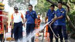 Aksi Pasukan Oranye dan Damkar Bersihkan Trotoar Monas