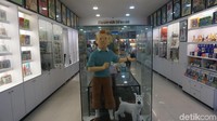 Ada juga miniatur yang ikonik dengan anjing setianya yakni Snowy (Shinta/detikTravel)