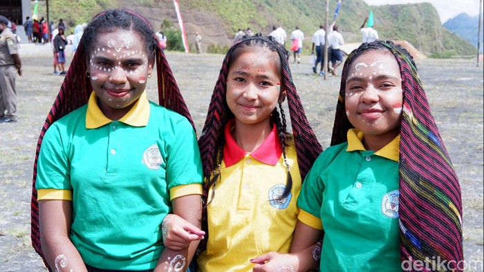 Herlin, Joice dan Mulinsha siswi SMP Negeri 1 Mulia, Puncak Jaya, Papua. Foto: Adi Fida Rahman/detikINET Herlin, Joice dan Mulinsha siswi SMP Negeri 1 Mulia, Puncak Jaya, Papua. Foto: Adi Fida Rahman/detikINET