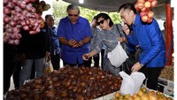 Berkunjung ke wilayah Jawa Barat bersama Ibu Ani dan SBY, Ibas memilih langsung buah-buahan segar hasil petani lokal di sana. Foto: Instagram @ibasyudhoyono