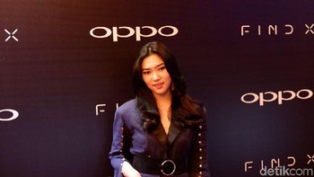 Penyanyi cantik Isyana tampil dengan rambut terurai. (Foto: detikINET/Adi Fida Rahman)