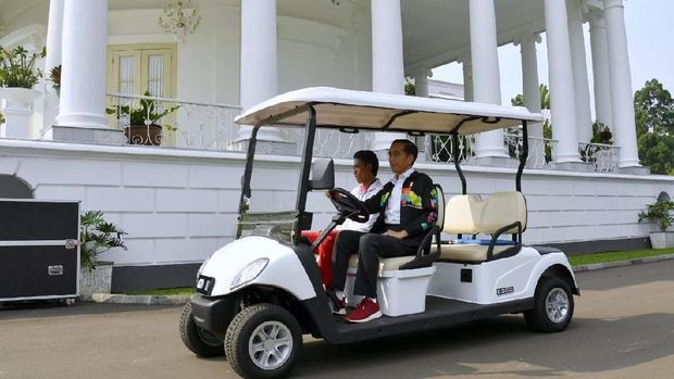 Presiden Joko Widodo hari ini, Rabu (18/7/2018), menerima Lalu Mohamad Zohri, juara Lari 100 Meter pada Kejuaraan Dunia Atletik U-20 di Finlandia. (Setpres RI)