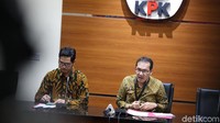 Wakil Ketua KPK Saut Situmorang didampingi juru bicara KPK Febri Diansyah memberi pernyataan pers di Gedung KPK, Rabu (18/7).