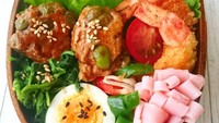 Yummy! Bekal makan ini komplit banget. Ada nasi putih dengan lauk udang tempura, ayam saus tomat, tumis bayam dan telur rebus. Foto : instagram @xxxxrie