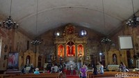 Memasuki gereja, ruangan yang begitu luas akan menyambut pengunjung. Bangku-bangku untuk jemaat tersusun rapi menghadap Patung Yesus (Syanti/detikTravel)