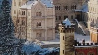 Istana Neuschwanstein merupakan sebuah puri kerajaan abad kesembilan belas yang menjadi inspirasi dalam proses pembuatan Istana Putri Tidur dari Disneyland. Istana kerajaan ini terletak di Jerman Selatan dan secara rutin dikunjungi oleh Retret Jerman selama bulan-bulan di musim panas sebagai simbol perlindungan dan perdamaian. Istimewa/Pinterest.