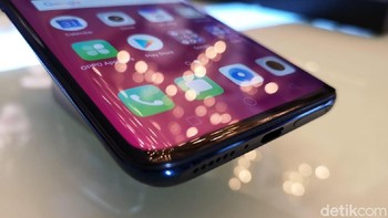 Untuk spesifikasi kameranya, Find X dibekali depan 25 MP. Sementara tersedia kamera ganda di bagian belakang berukuran 16 MP dan 20 MP. (Foto: detikINET/Muhammad Alif Goenawan)