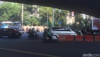 Salah satu ruas jalan yang masuk dalam perluasan uji coba ganjil-genap ini ialah kawasan Mampang Prapatan. Pantauan di lokasi, tak ada kepadatan volume kendaraan. Situasi lalu lintas di kawasan Mampang Prapatan lancar. (Foto: Parastiti Kharisma Putri/detikcom)