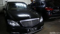 Kedua mobil Akil Mochtar bersanding dengan puluhan mobil milik terpidana korupsi lainnya yakni Tubagus Chaeri Wardana.