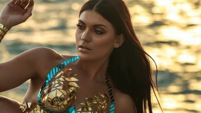 Foto: Saat Model Tampil Seksi Pakai Baju Renang dari Selotip