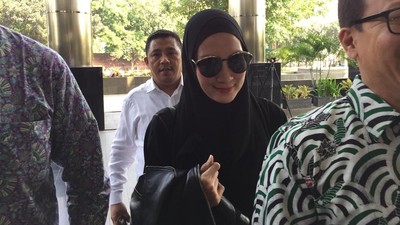 Foto: Berkacamata Hitam, Gaya Steffy Burase Penuhi Panggilan KPK