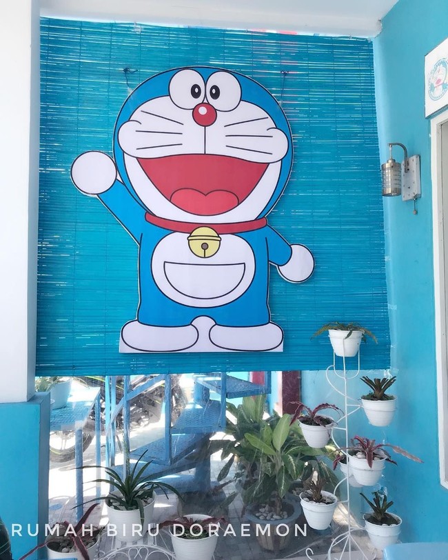 Tirai rotan di bagian teras juga dihiasi karakter Doraemon berukuran jumbo. Foto: Instagram/@reghinakarwur