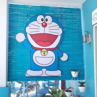 Tirai rotan di bagian teras juga dihiasi karakter Doraemon berukuran jumbo. Foto: Instagram/@reghinakarwur