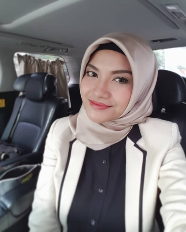 Soal warna, tampaknya Tina juga lebih menyukai warna-warna kalem seperti cokelat, nude, khaki, hitam, dan dusty pink. Warna-warna bold hanya ia pakai untuk acara spesial. Foto: Instagram Tina Talisa